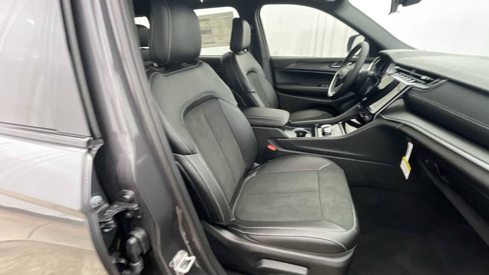 Thumbnail: 2025 Jeep Grand Cherokee - 11