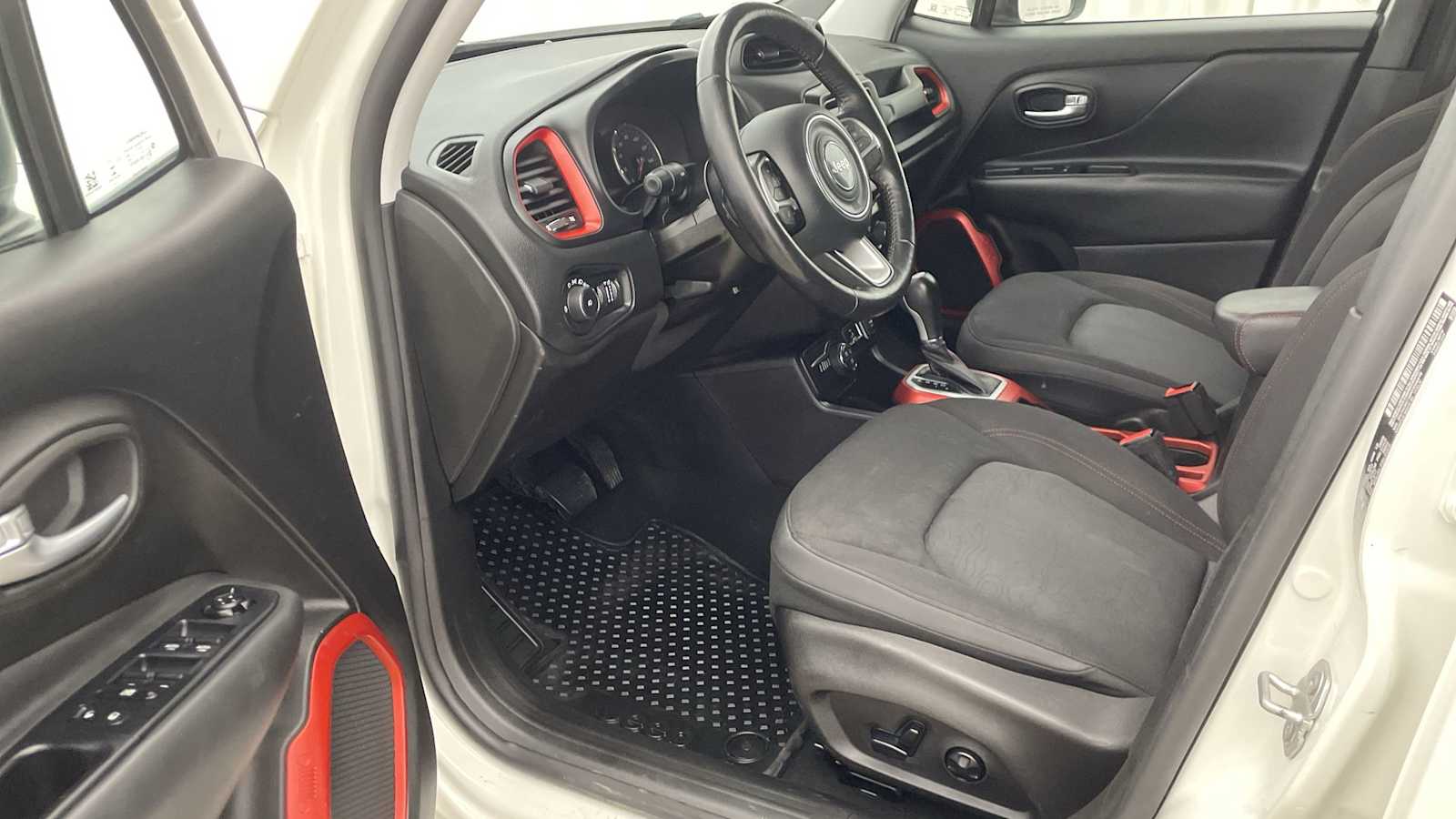 2019 Jeep Renegade Trailhawk photo 2
