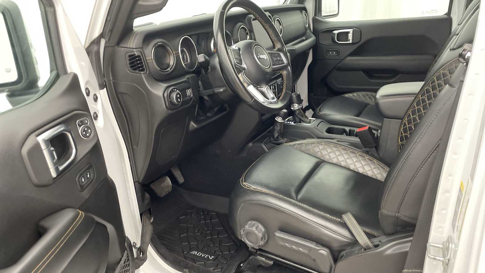 2023 Jeep Gladiator Overland photo 2