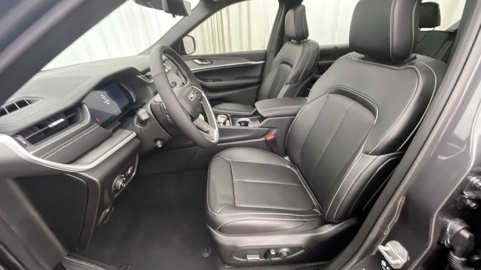 Thumbnail: 2025 Jeep Grand Cherokee - 6