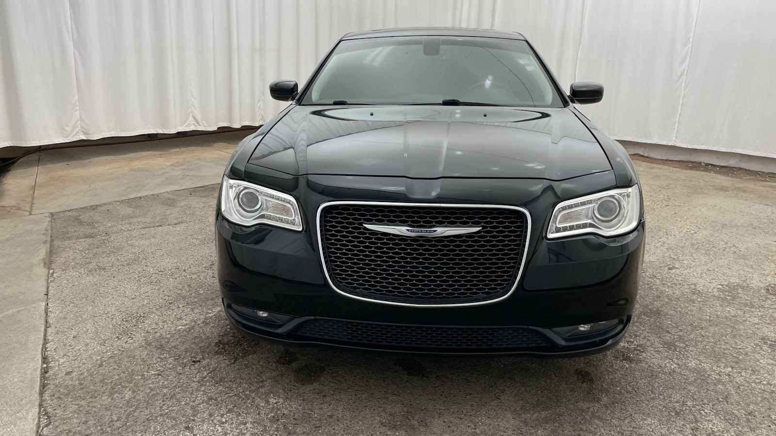 Thumbnail: 2020 Chrysler 300 - 36