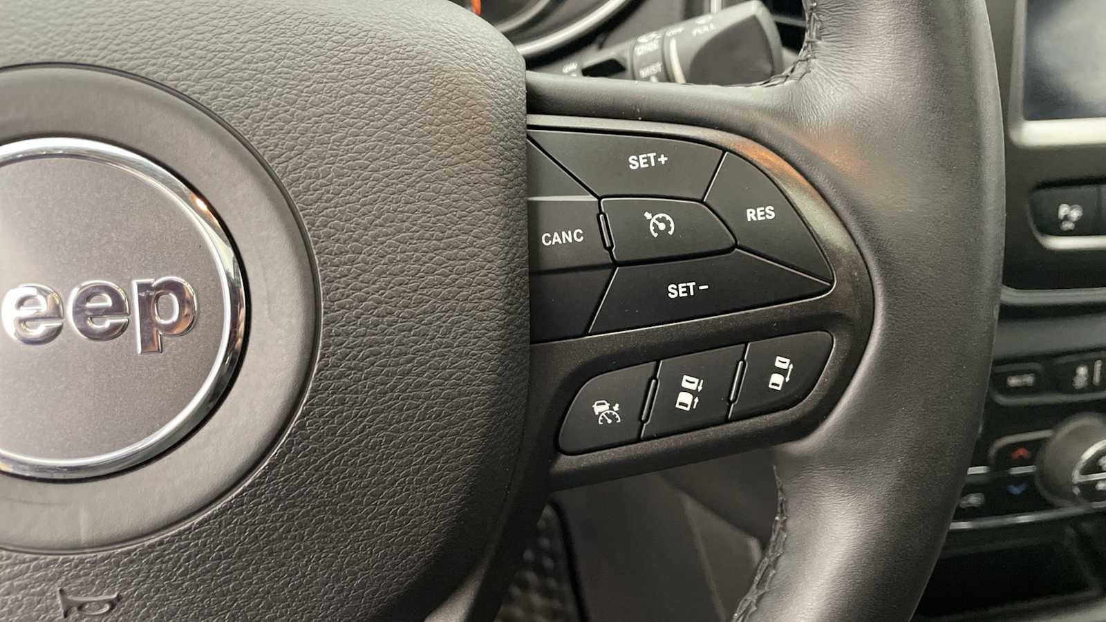 Thumbnail: 2019 Jeep Cherokee - 16