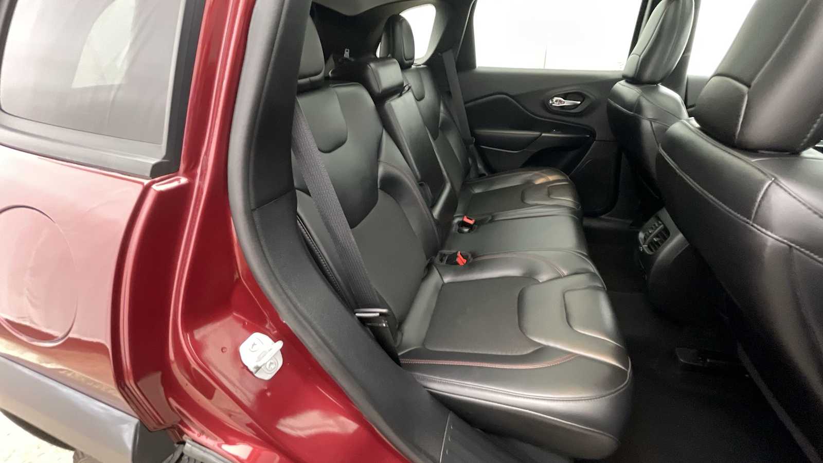 Thumbnail: 2020 Jeep Cherokee - 11