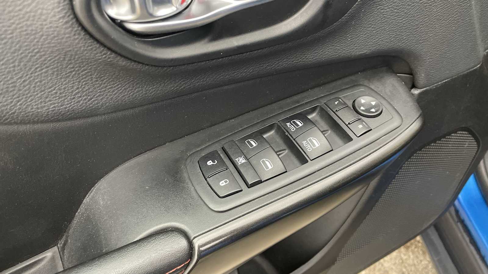 Thumbnail: 2019 Jeep Cherokee - 6