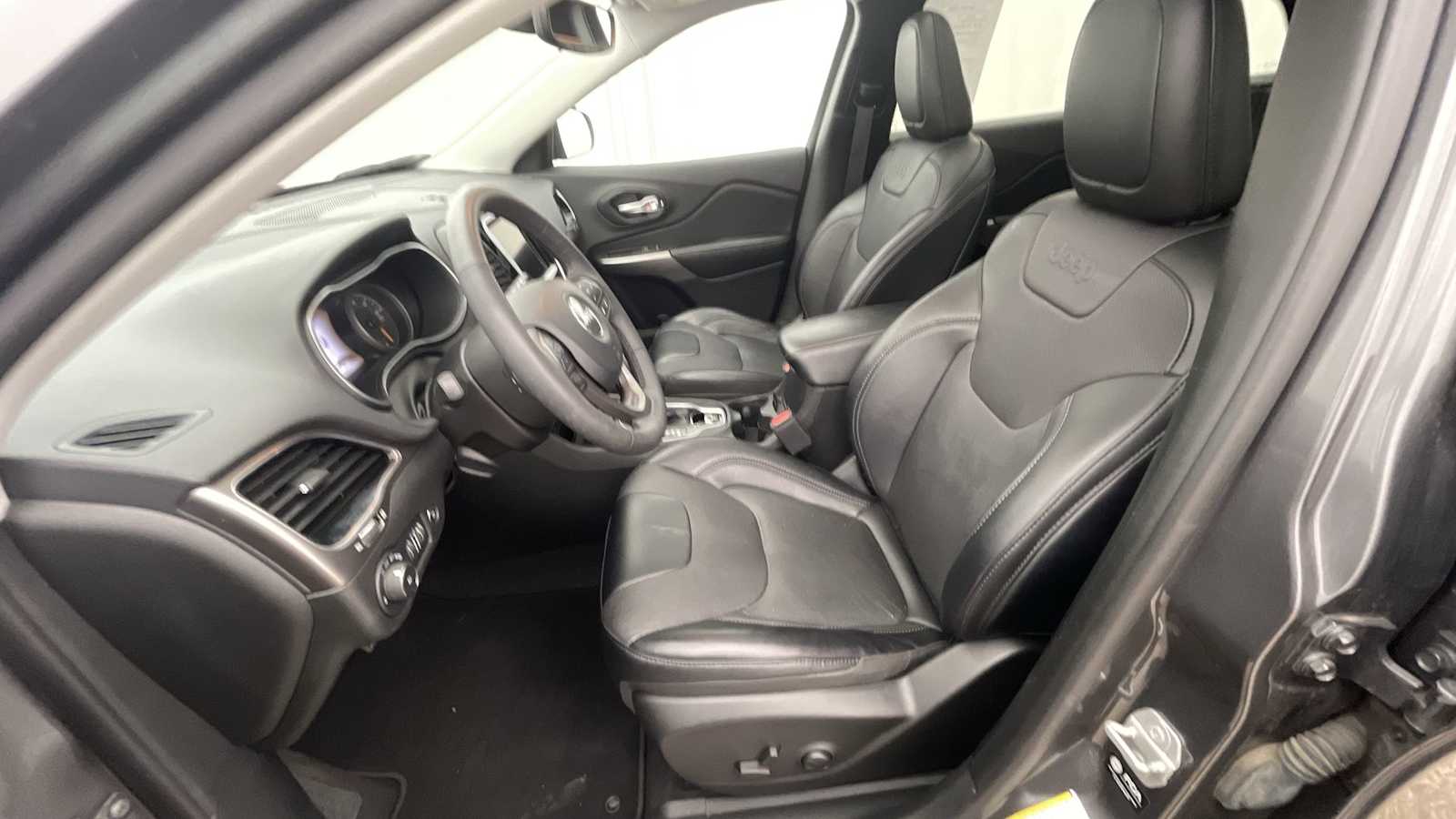 Thumbnail: 2022 Jeep Cherokee - 5