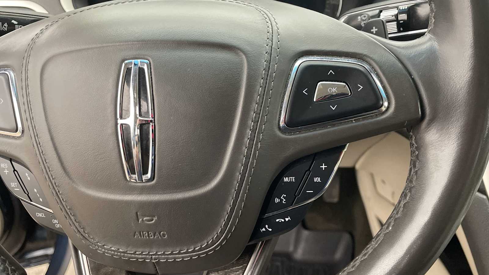 Thumbnail: 2020 Lincoln MKZ - 15