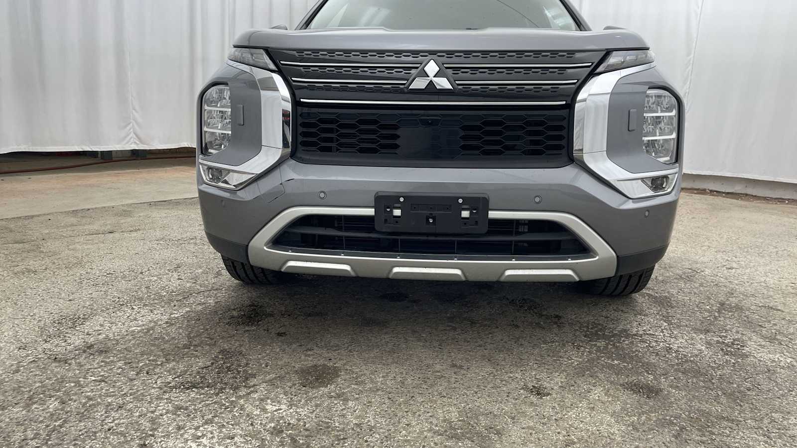 Thumbnail: 2023 Mitsubishi Outlander - 37