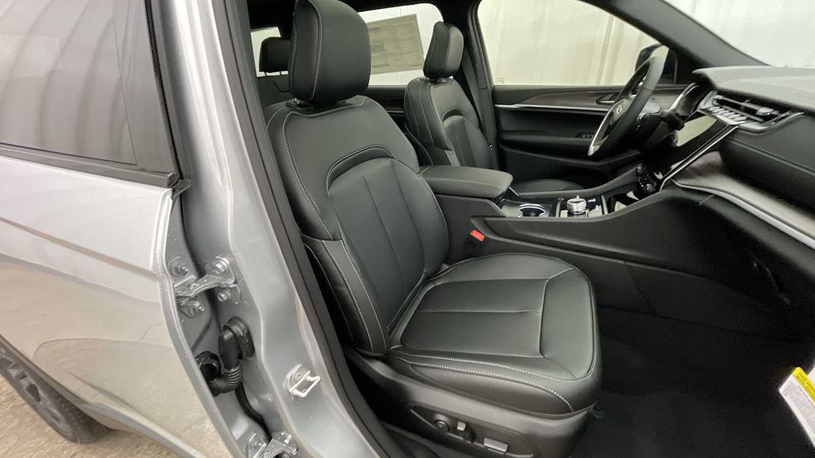 Thumbnail: 2025 Jeep Grand Cherokee - 14