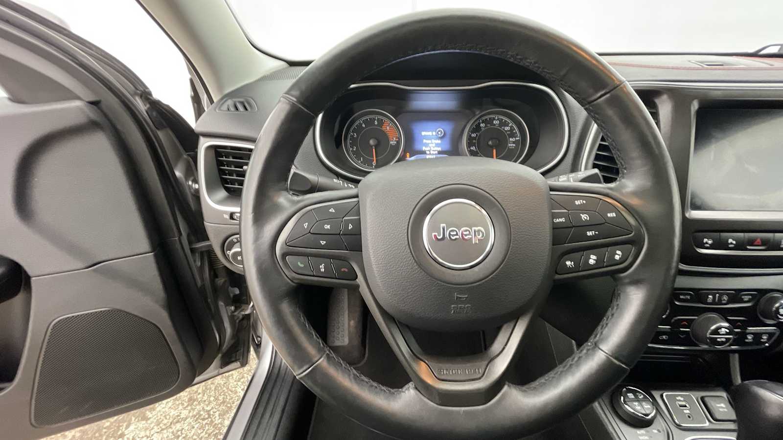 Thumbnail: 2019 Jeep Cherokee - 14