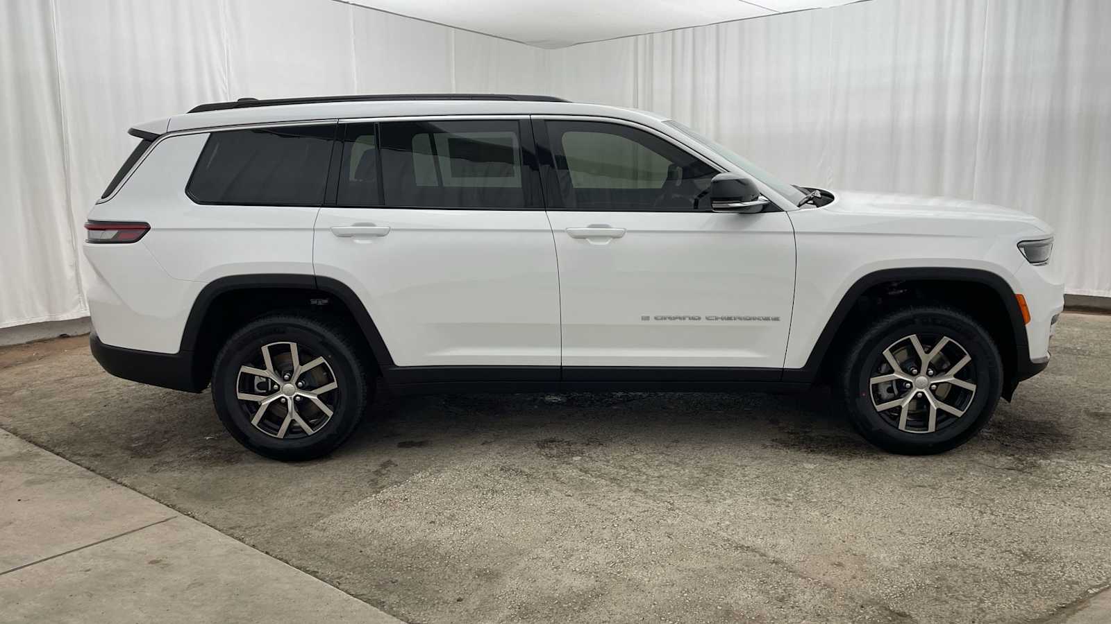 Thumbnail: 2025 Jeep Grand Cherokee - 38