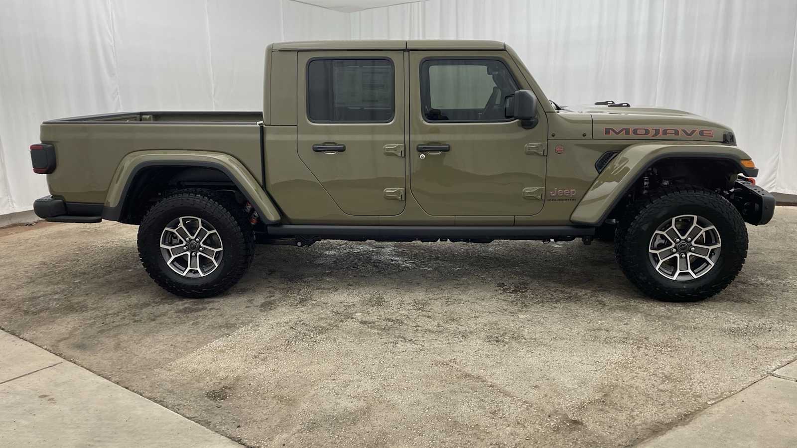 Thumbnail: 2025 Jeep Gladiator - 37