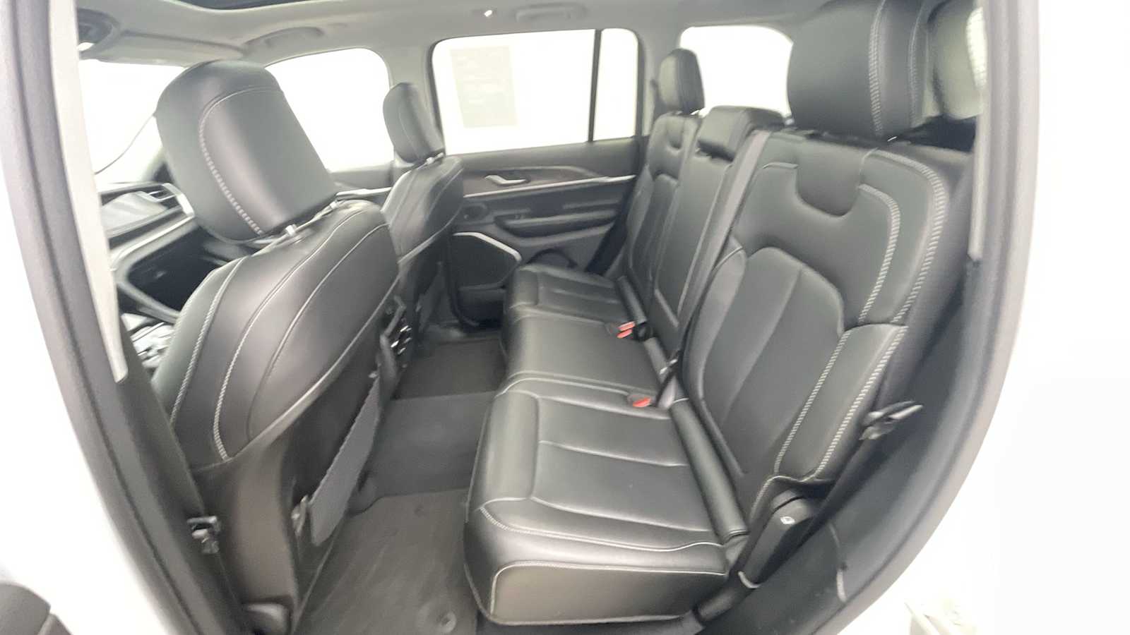 Thumbnail: 2023 Jeep Grand Cherokee - 10