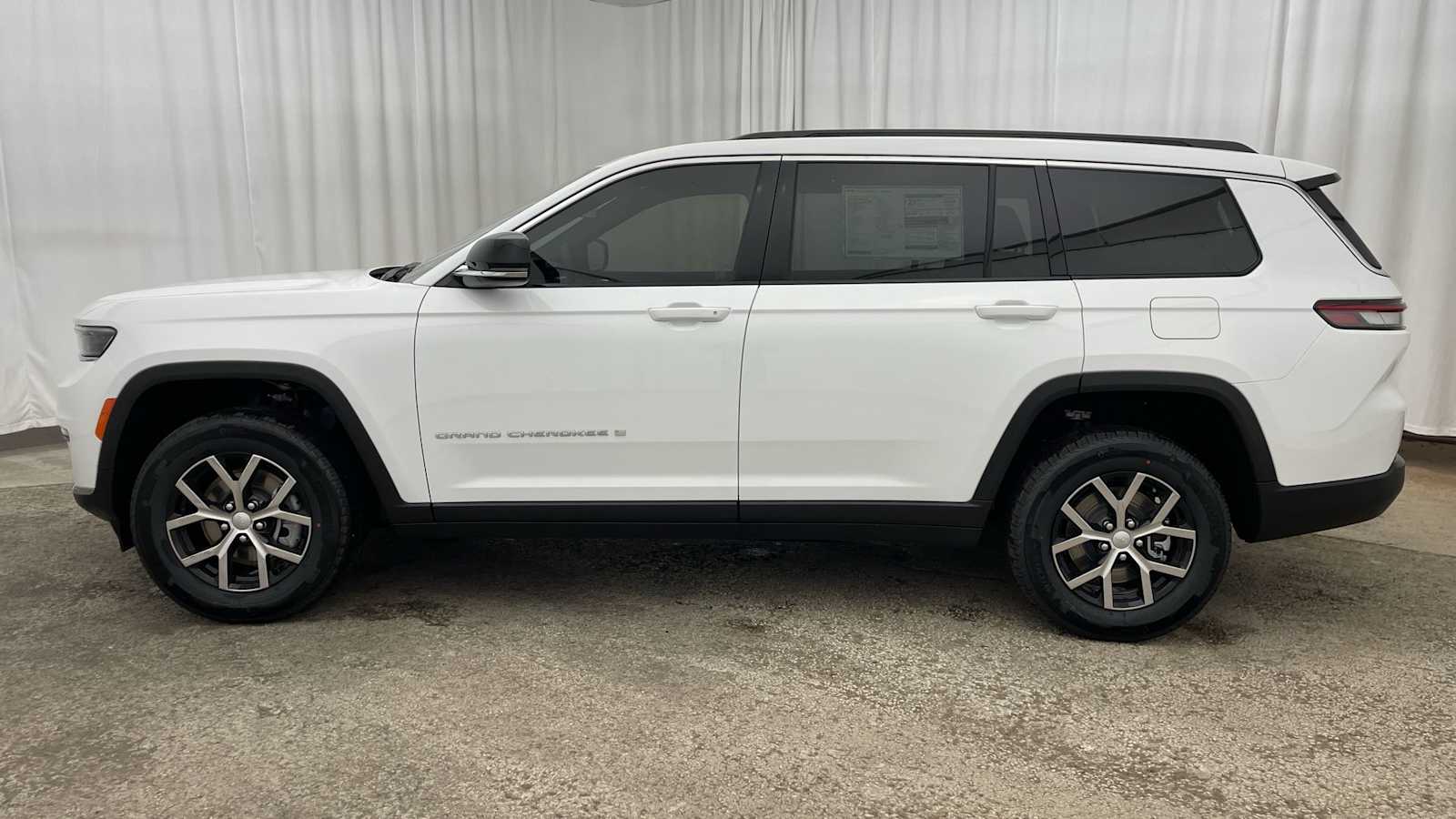 Thumbnail: 2025 Jeep Grand Cherokee - 34