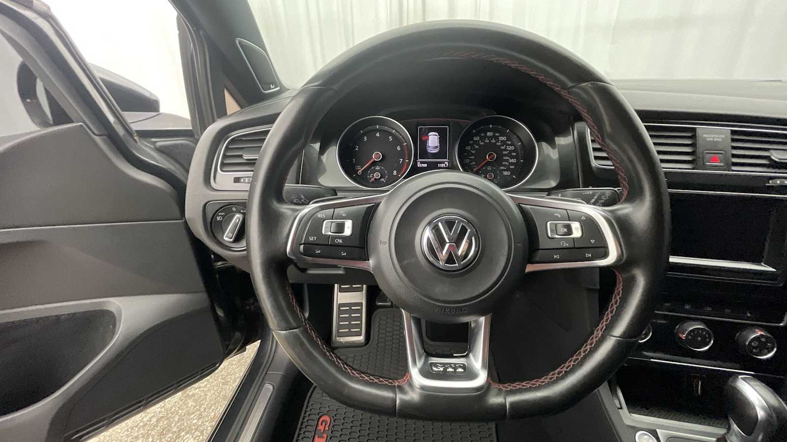 Thumbnail: 2015 Volkswagen Golf - 12