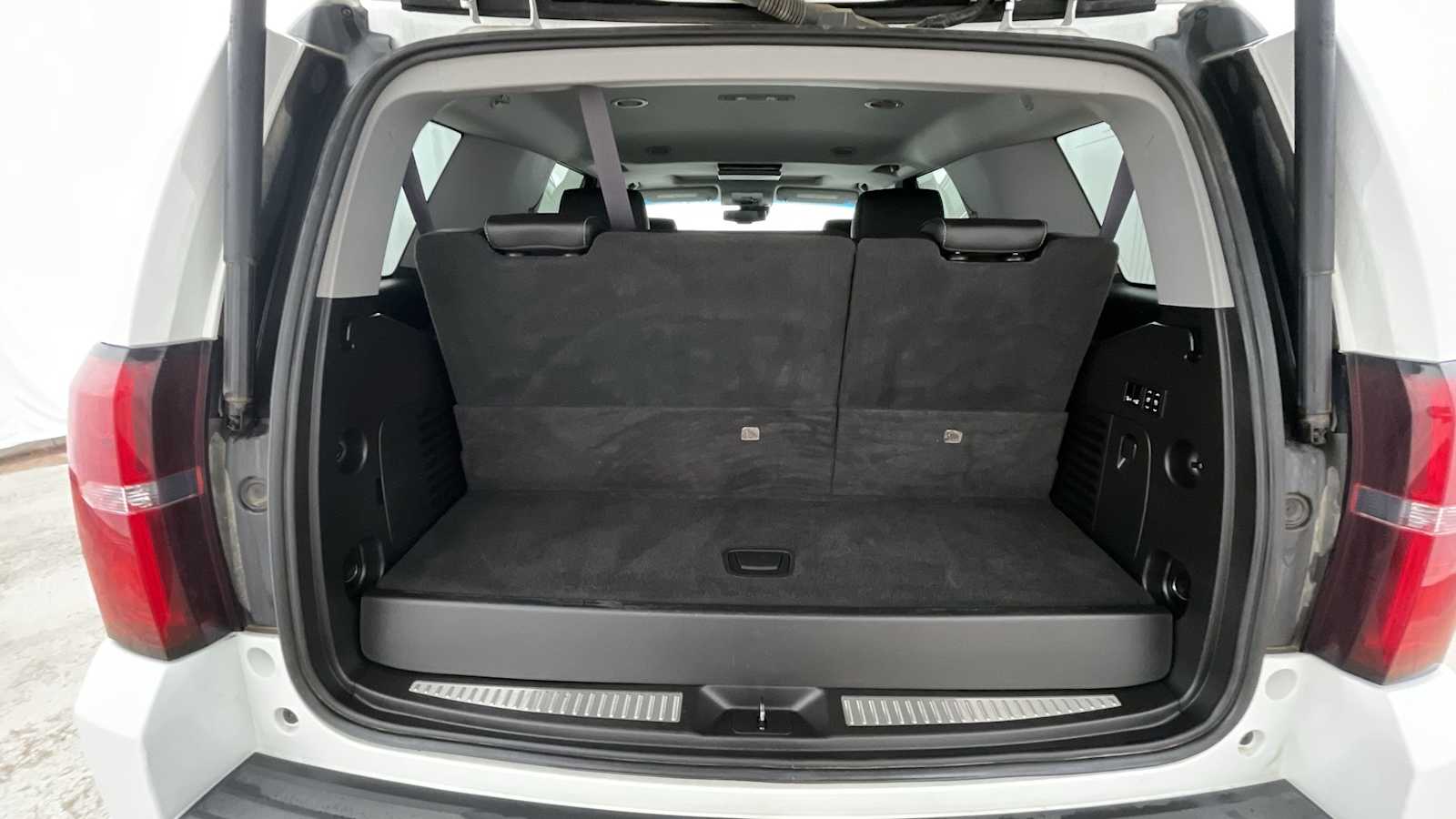 Thumbnail: 2016 Chevrolet Tahoe - 32