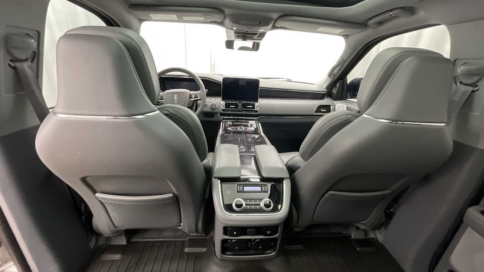 Thumbnail: 2018 Lincoln Navigator L - 8