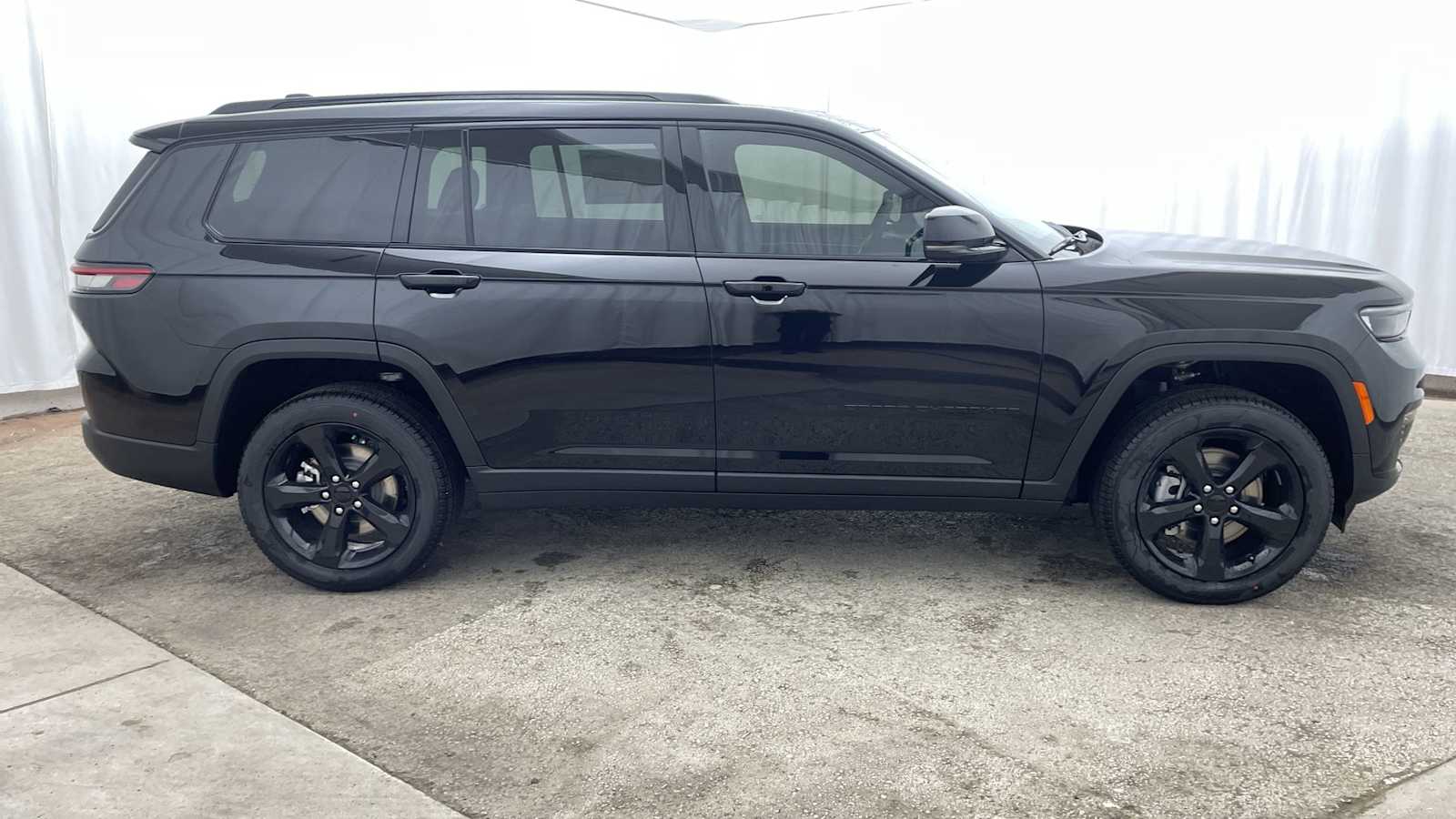 Thumbnail: 2025 Jeep Grand Cherokee - 39