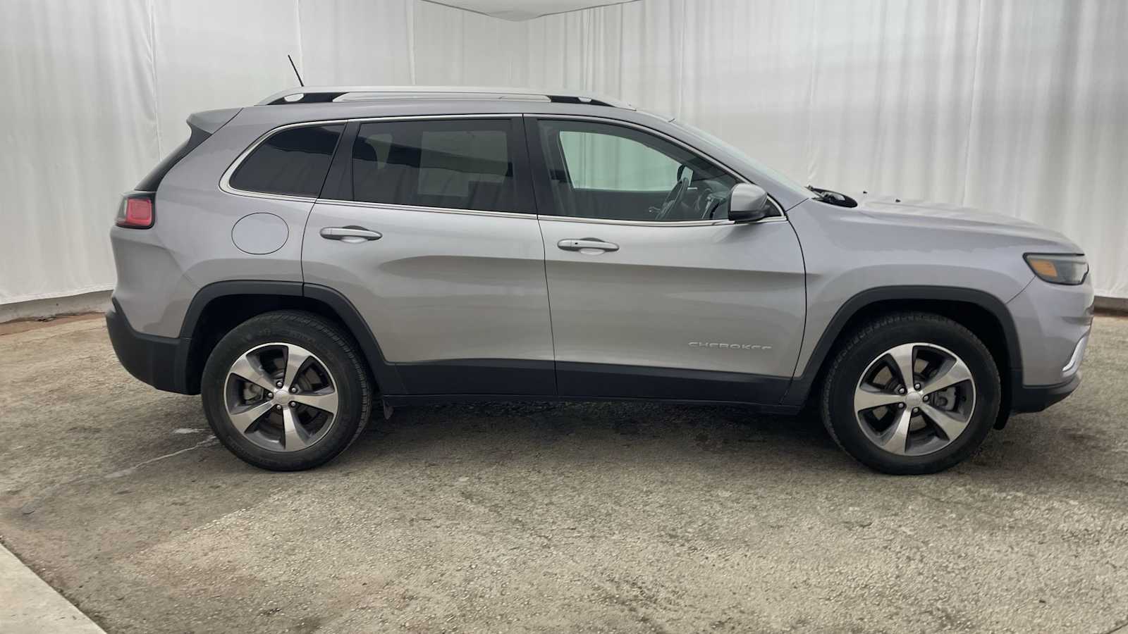 Thumbnail: 2019 Jeep Cherokee - 37