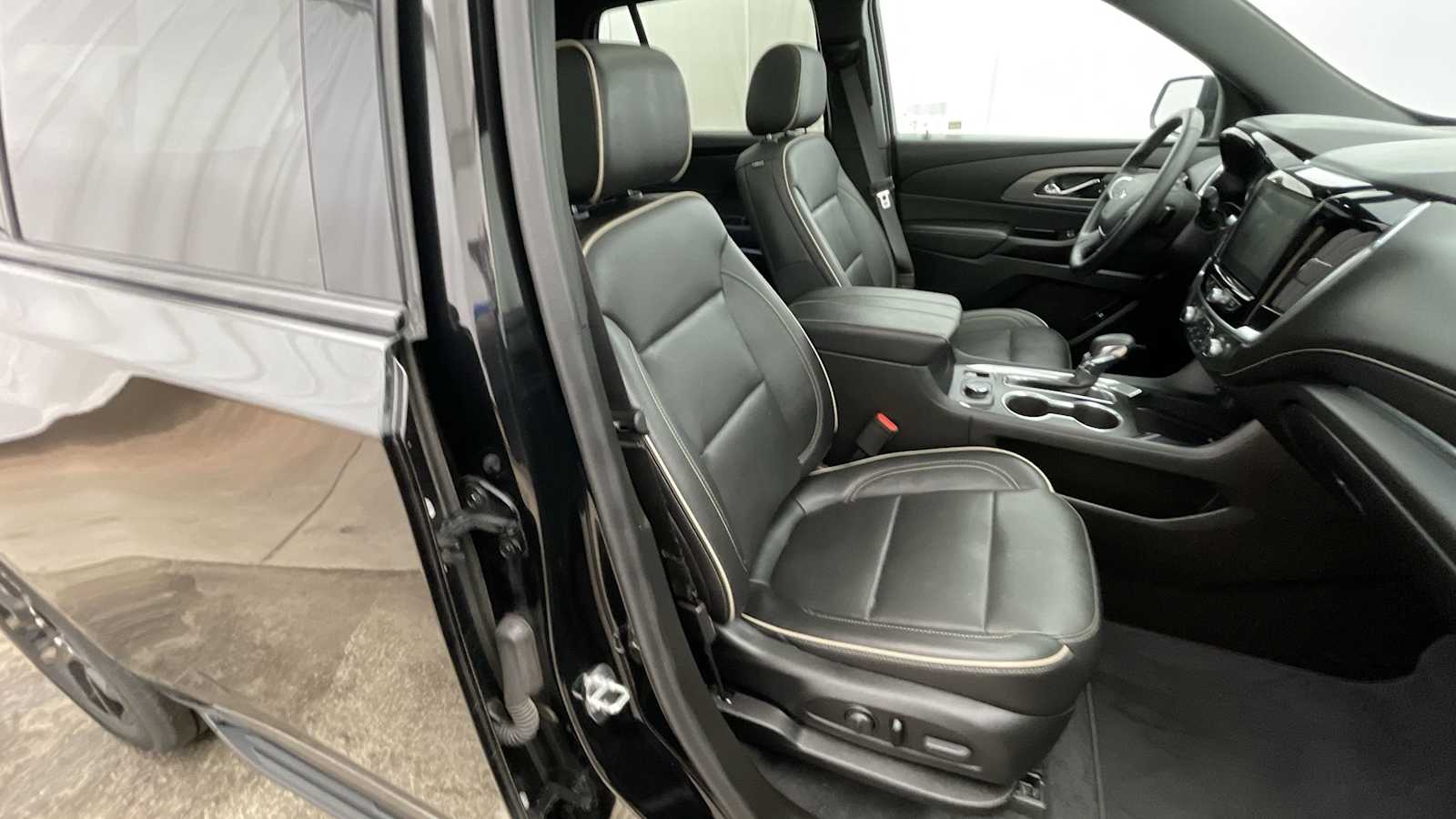 Thumbnail: 2023 Chevrolet Traverse - 14