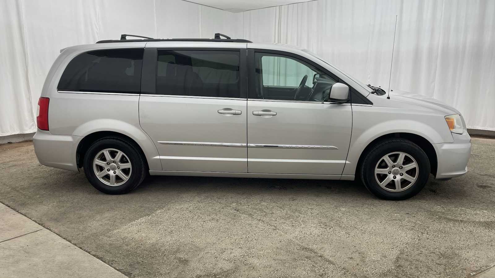 Thumbnail: 2011 Chrysler Town & Country - 31
