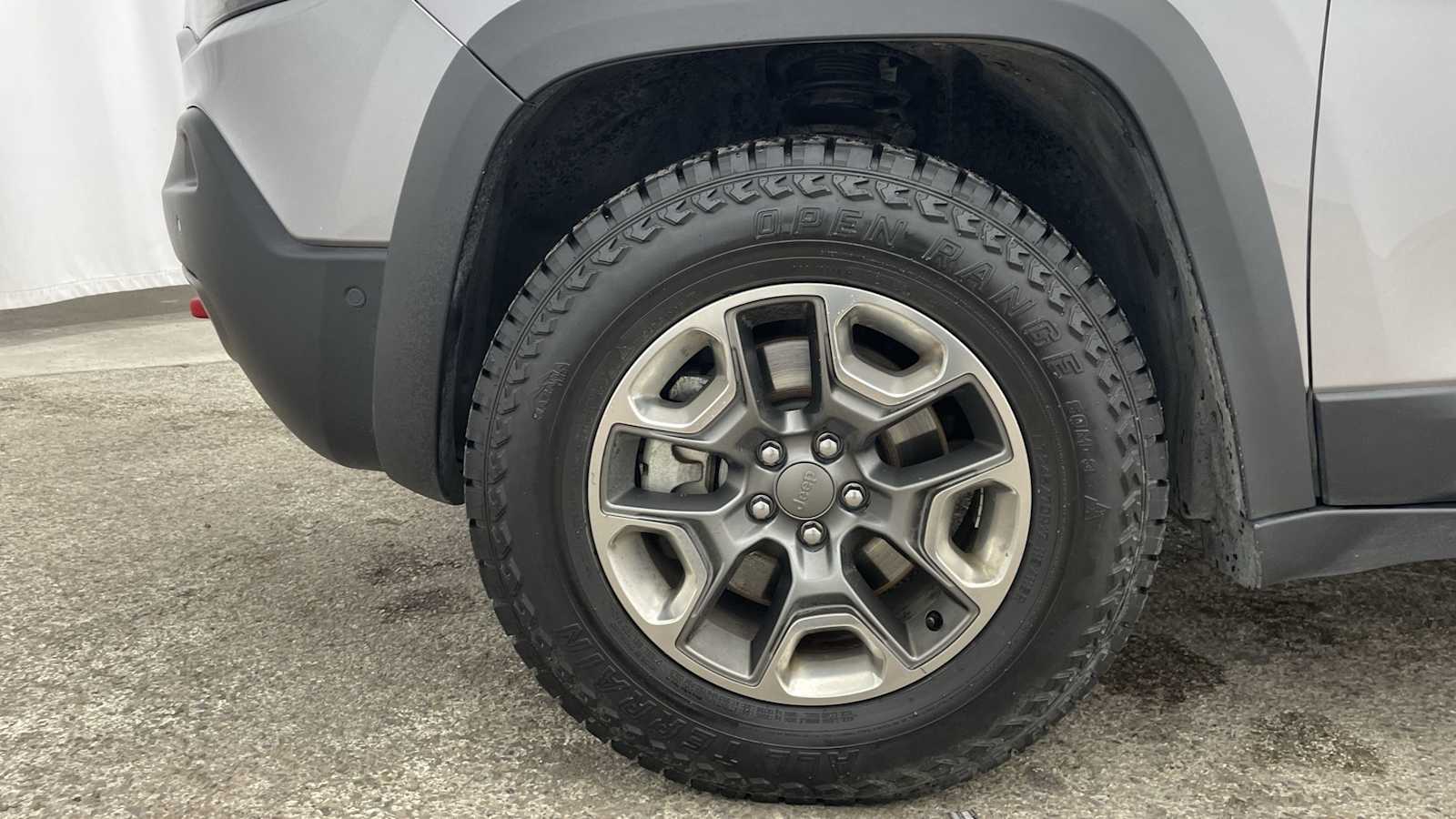 Thumbnail: 2019 Jeep Cherokee - 44