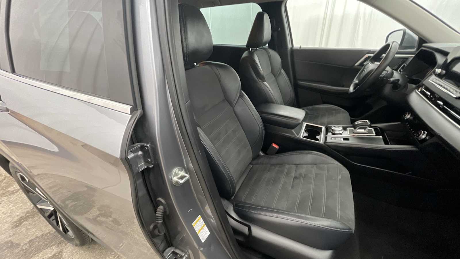 Thumbnail: 2023 Mitsubishi Outlander - 12