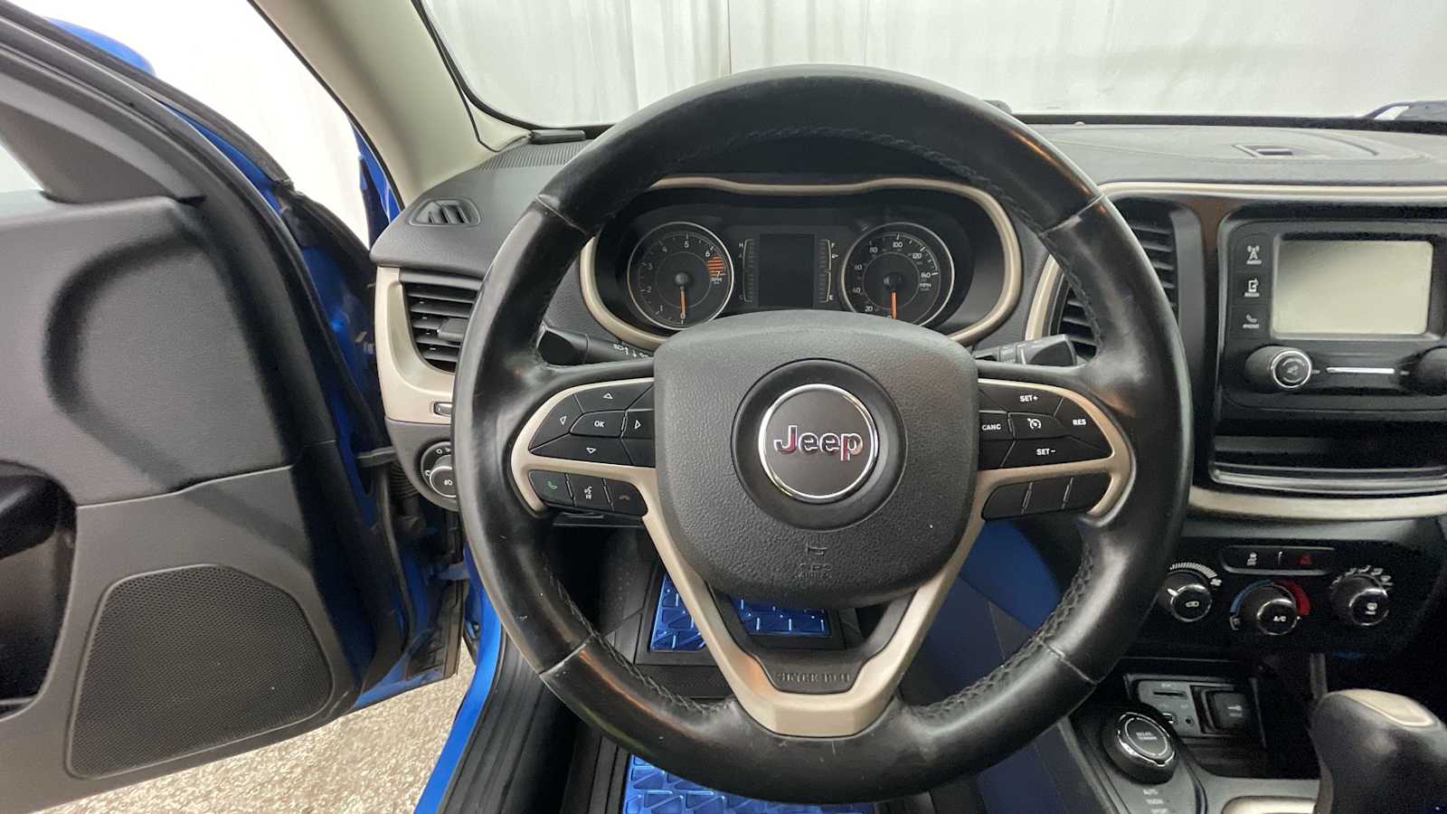 Thumbnail: 2018 Jeep Cherokee - 11