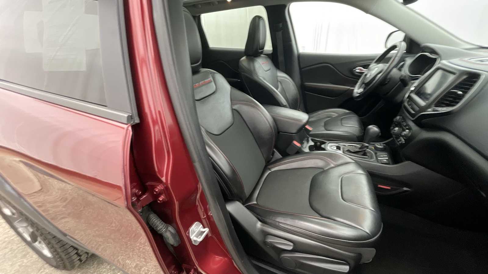 Thumbnail: 2020 Jeep Cherokee - 13