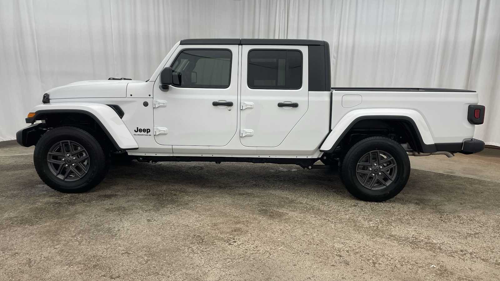 Thumbnail: 2025 Jeep Gladiator - 33