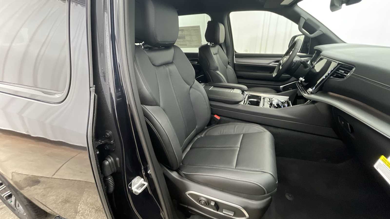 Thumbnail: 2025 Jeep Wagoneer - 12