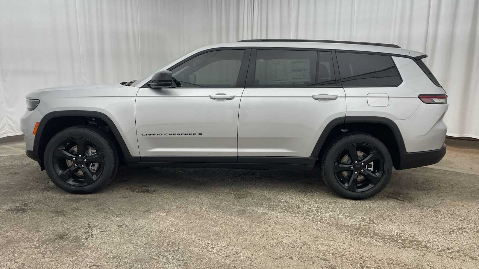 Thumbnail: 2025 Jeep Grand Cherokee - 35