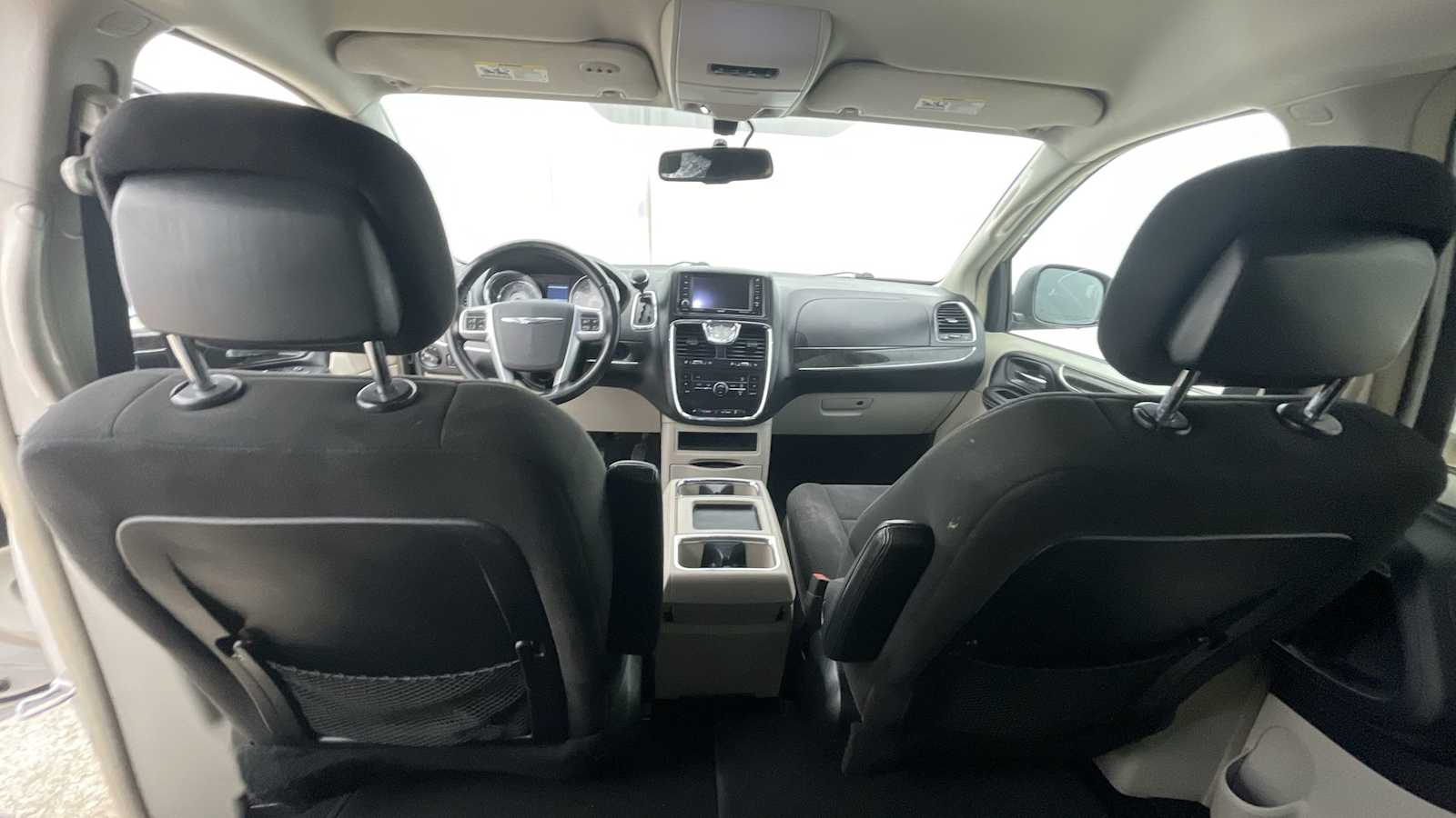 Thumbnail: 2011 Chrysler Town & Country - 7