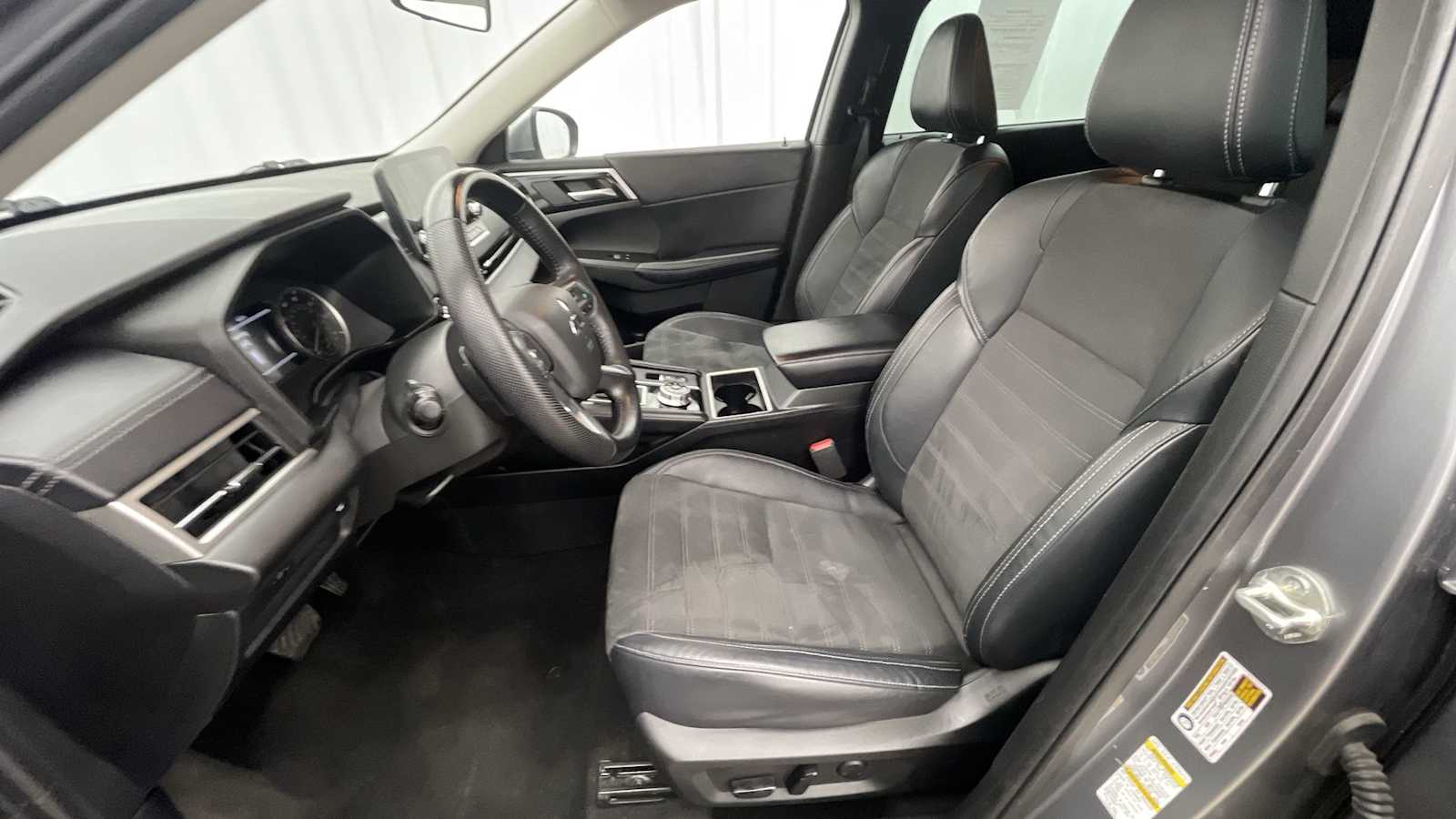 Thumbnail: 2023 Mitsubishi Outlander - 6