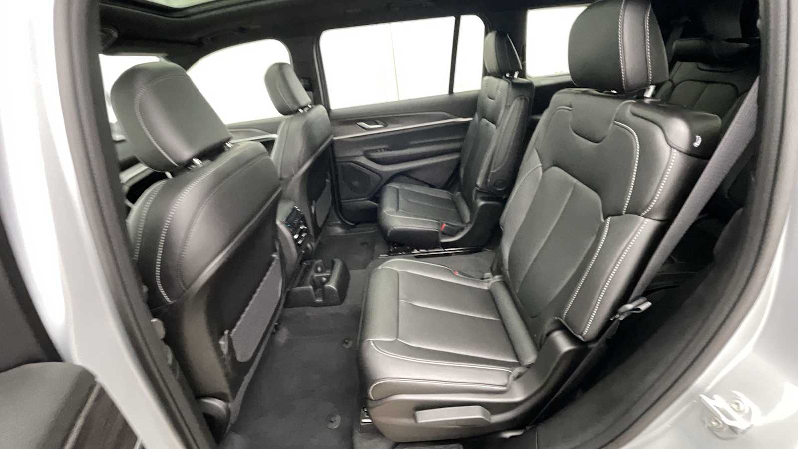 Thumbnail: 2025 Jeep Grand Cherokee - 10