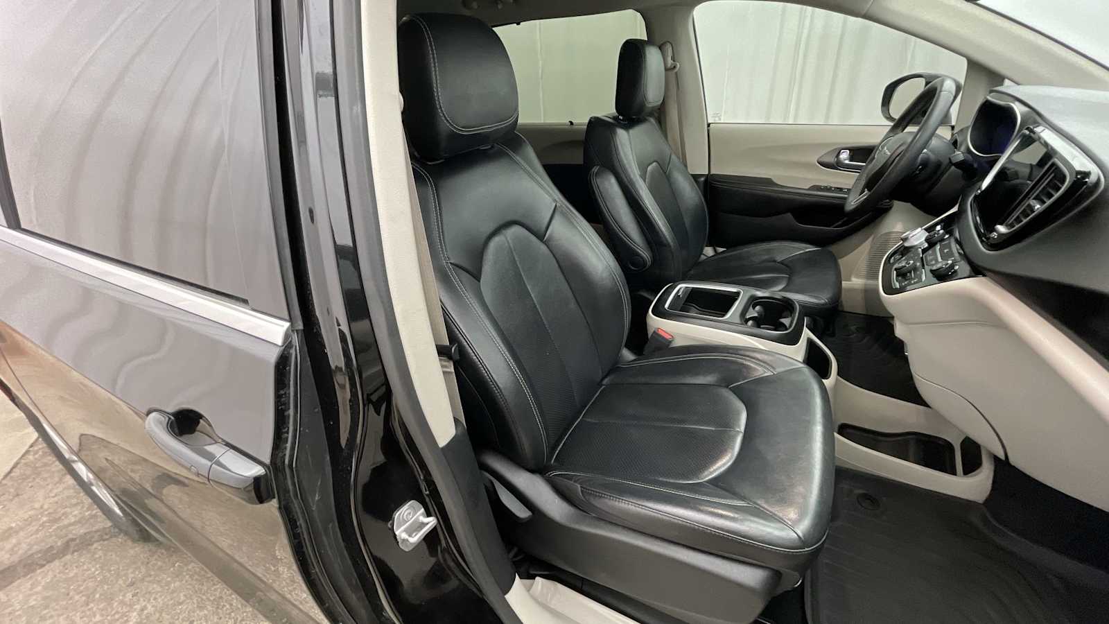 Thumbnail: 2022 Chrysler Pacifica - 11