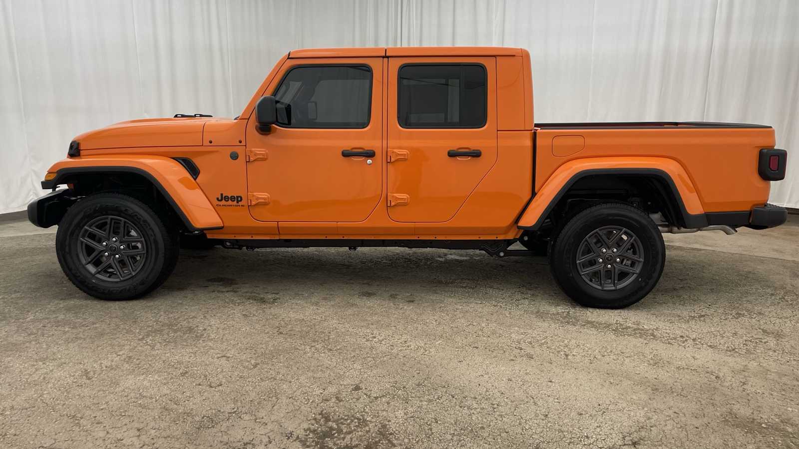 Thumbnail: 2025 Jeep Gladiator - 32