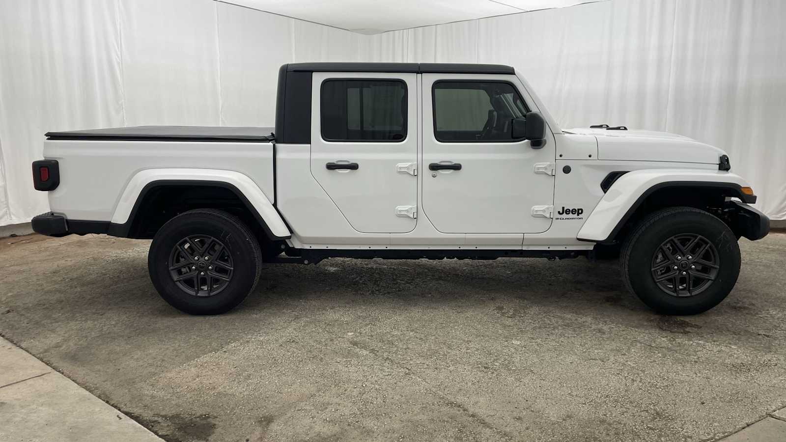 Thumbnail: 2025 Jeep Gladiator - 37