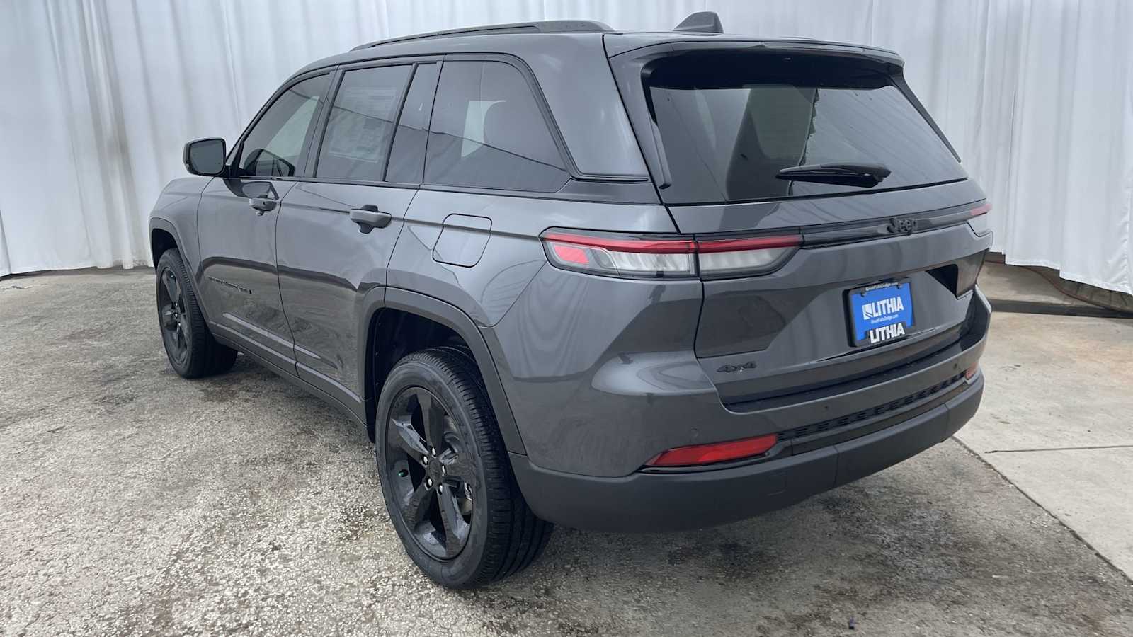 Thumbnail: 2025 Jeep Grand Cherokee - 32