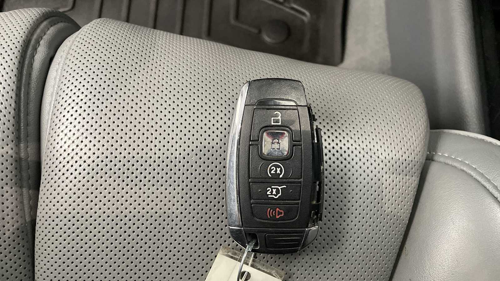 Thumbnail: 2018 Lincoln Navigator L - 25