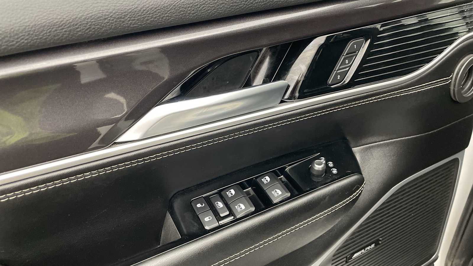 Thumbnail: 2023 Jeep Wagoneer - 7