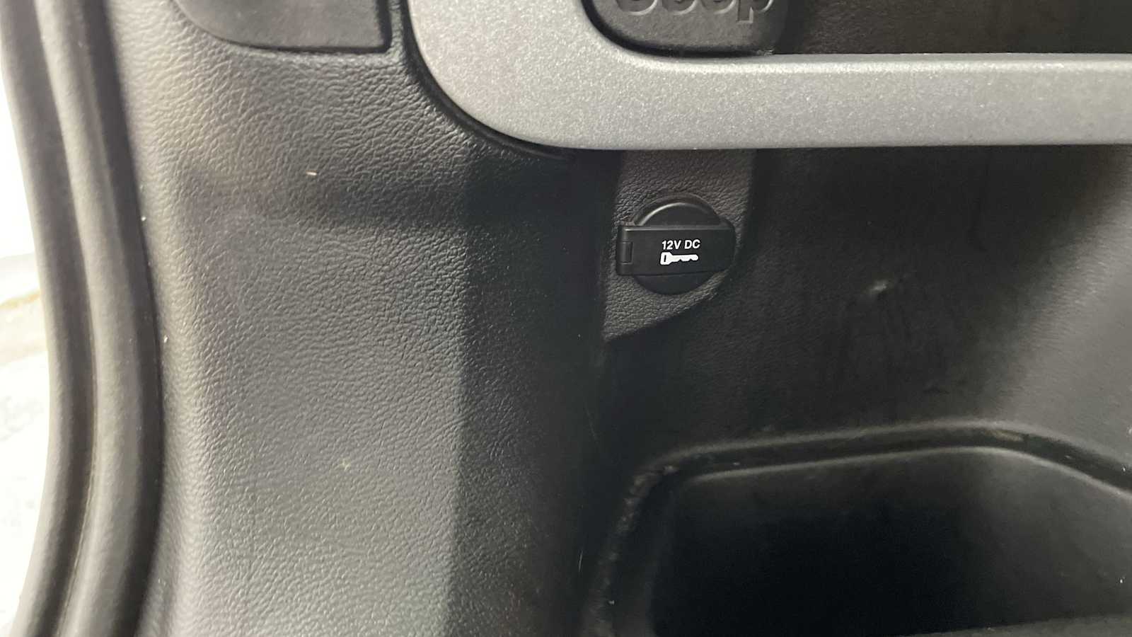 Thumbnail: 2018 Jeep Cherokee - 29