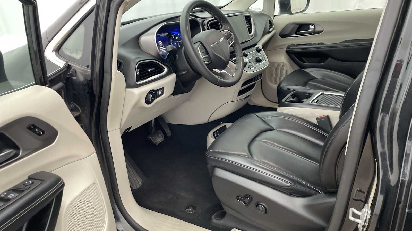 Thumbnail: 2023 Chrysler Pacifica - 2