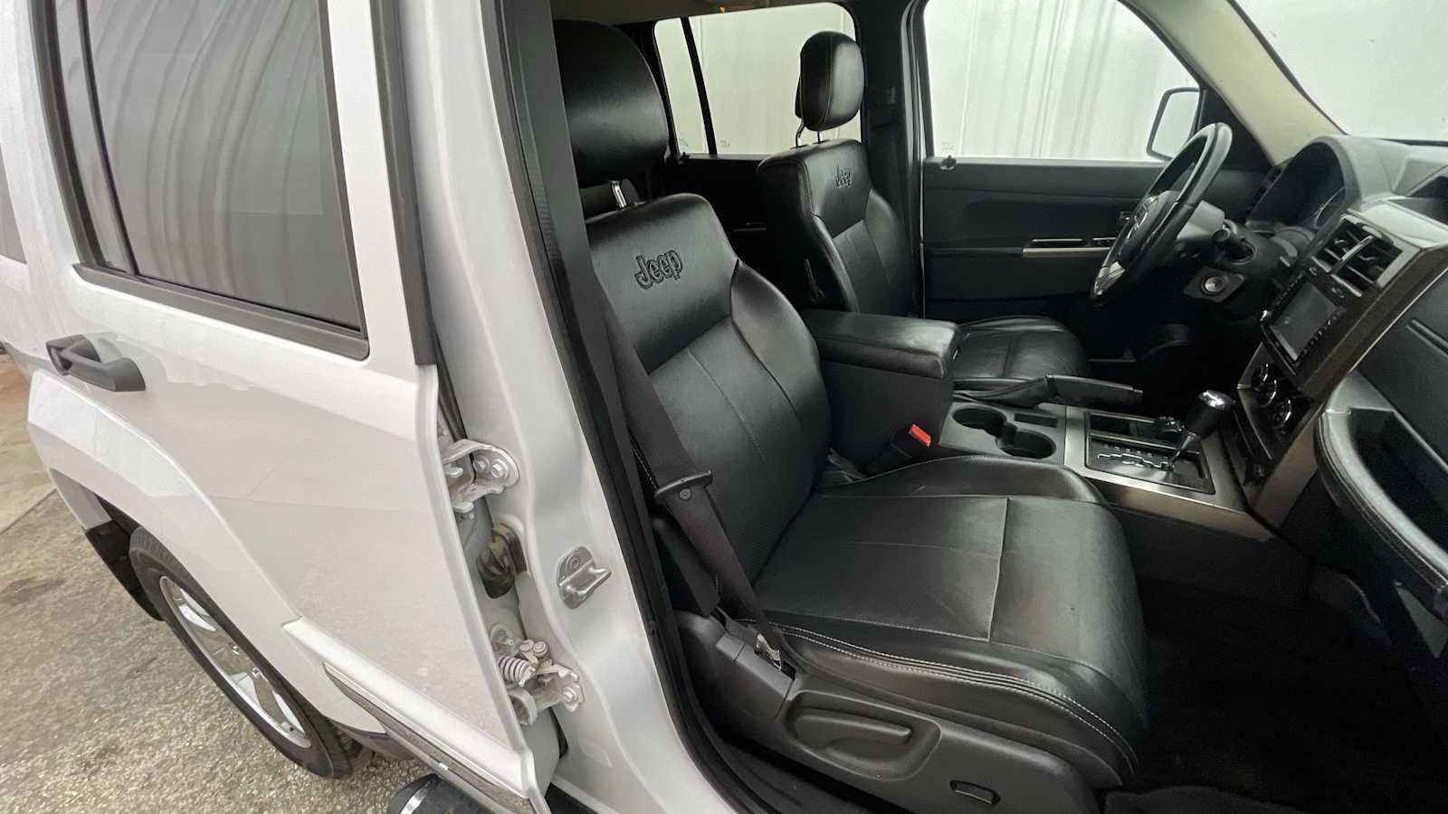 Thumbnail: 2012 Jeep Liberty - 11