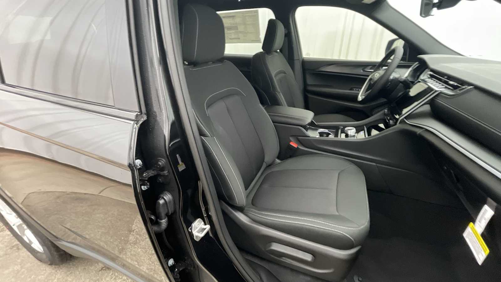 Thumbnail: 2025 Jeep Grand Cherokee - 12