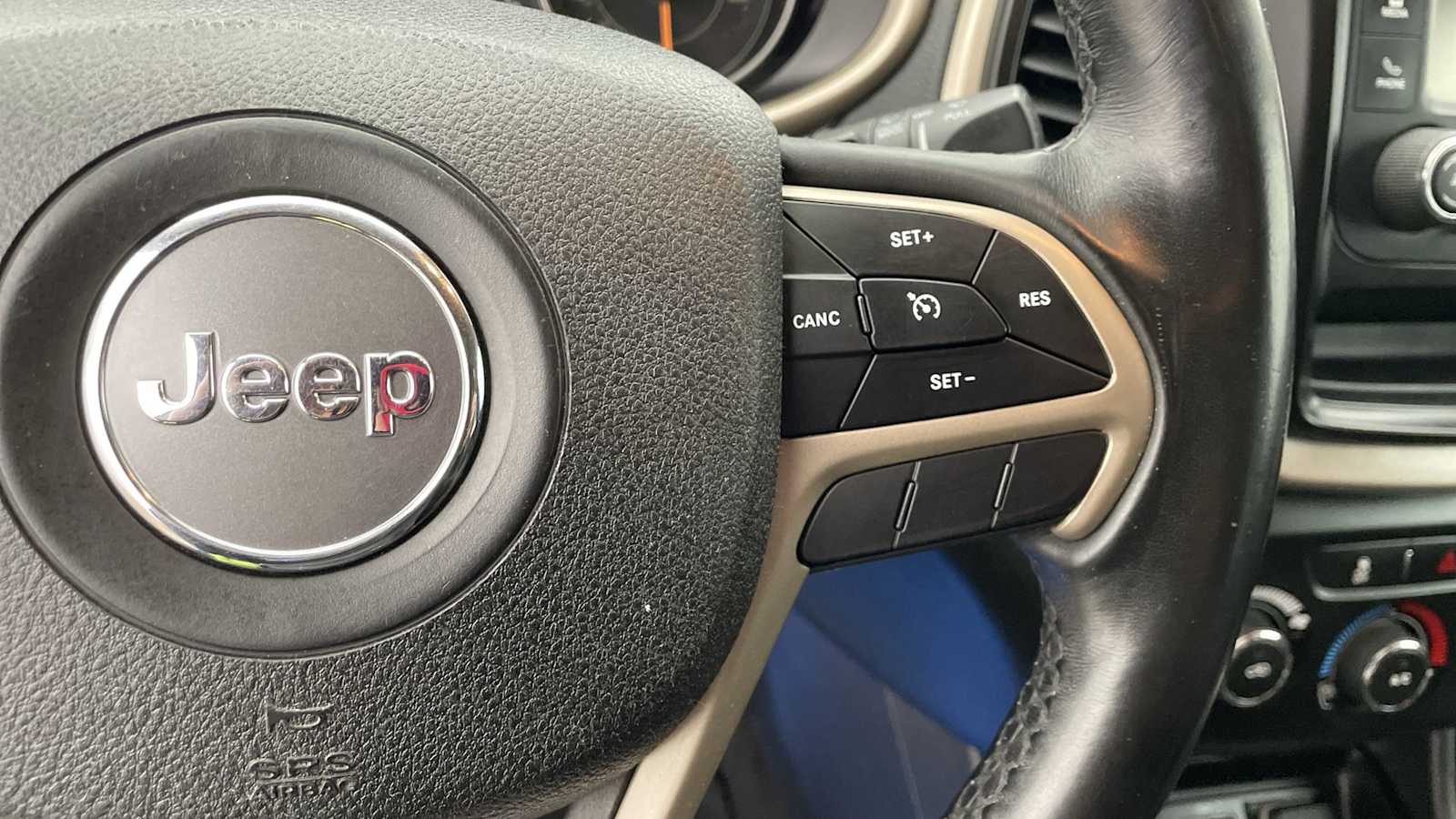 Thumbnail: 2018 Jeep Cherokee - 13