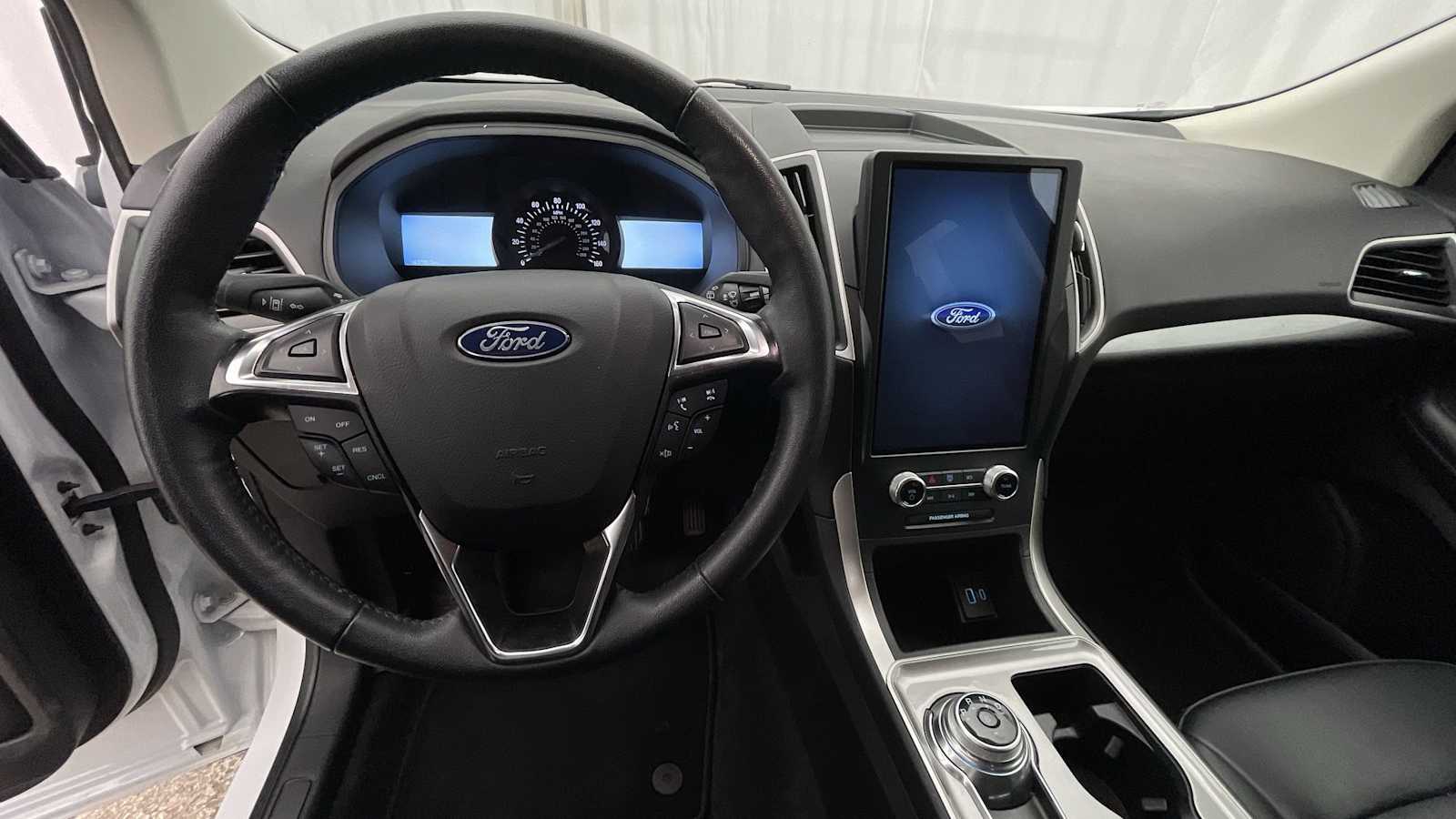2024 Ford Edge SEL photo 2