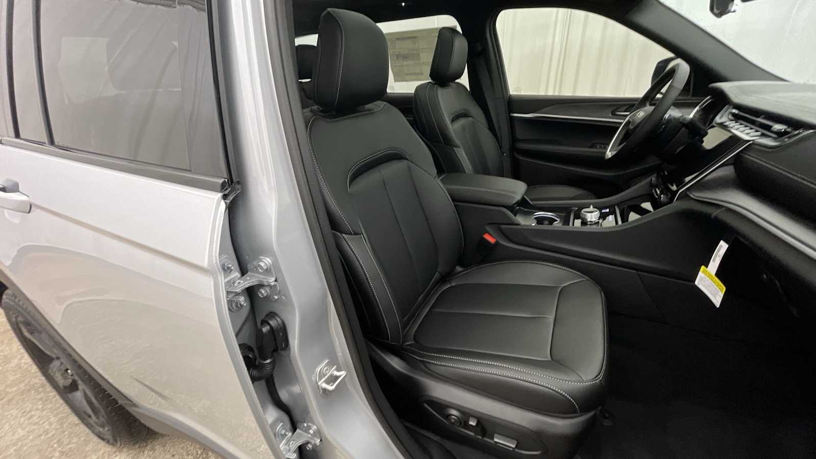 Thumbnail: 2025 Jeep Grand Cherokee - 13