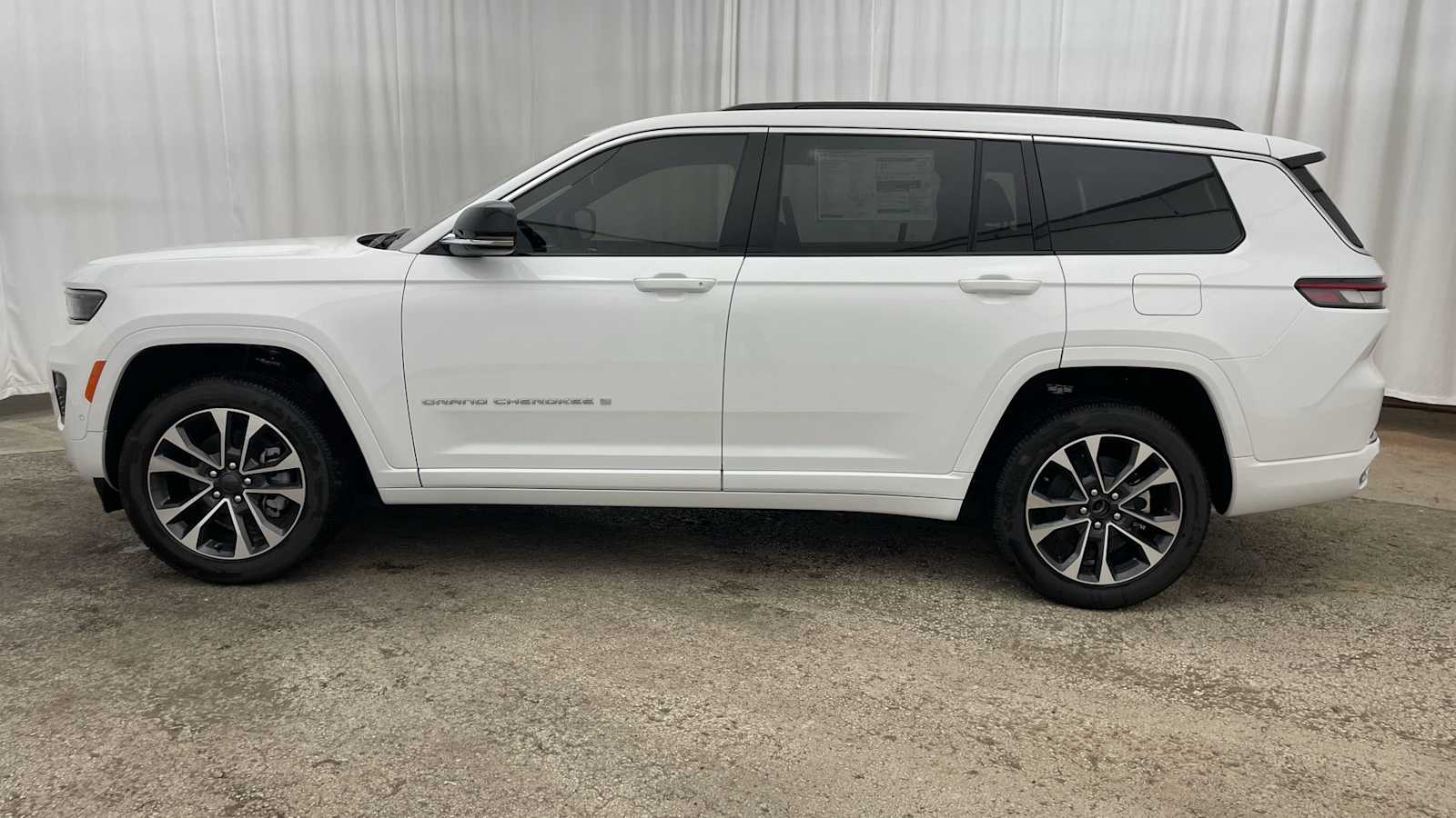 Thumbnail: 2025 Jeep Grand Cherokee - 36