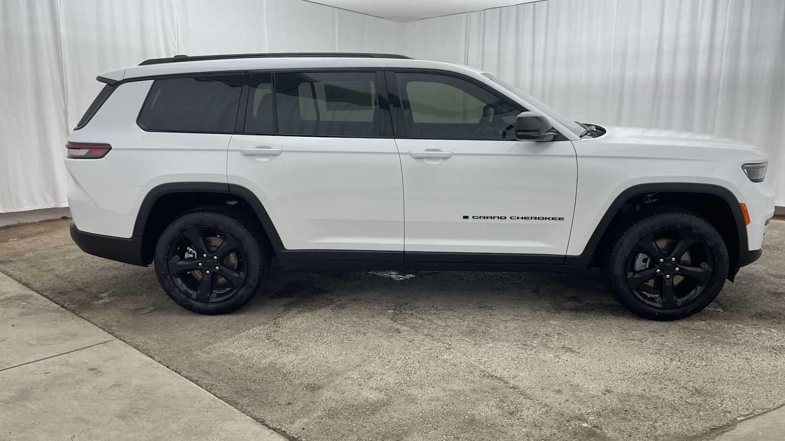 Thumbnail: 2025 Jeep Grand Cherokee - 39