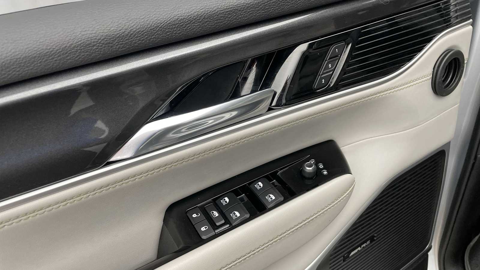 Thumbnail: 2022 Jeep Wagoneer - 7